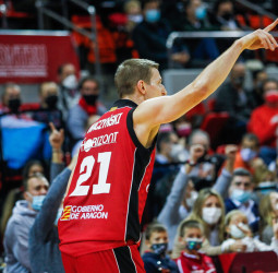 Un Casademont Zaragoza muy coral puede con el Coosur Betis (82-72)