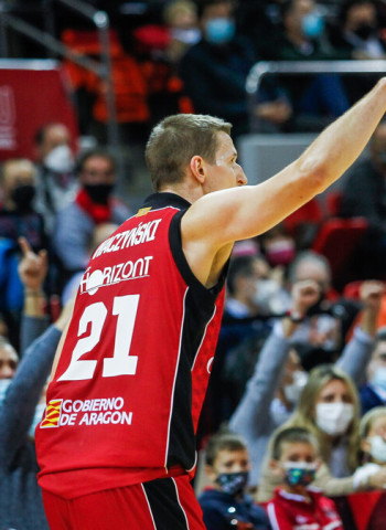 Un Casademont Zaragoza muy coral puede con el Coosur Betis (82-72)