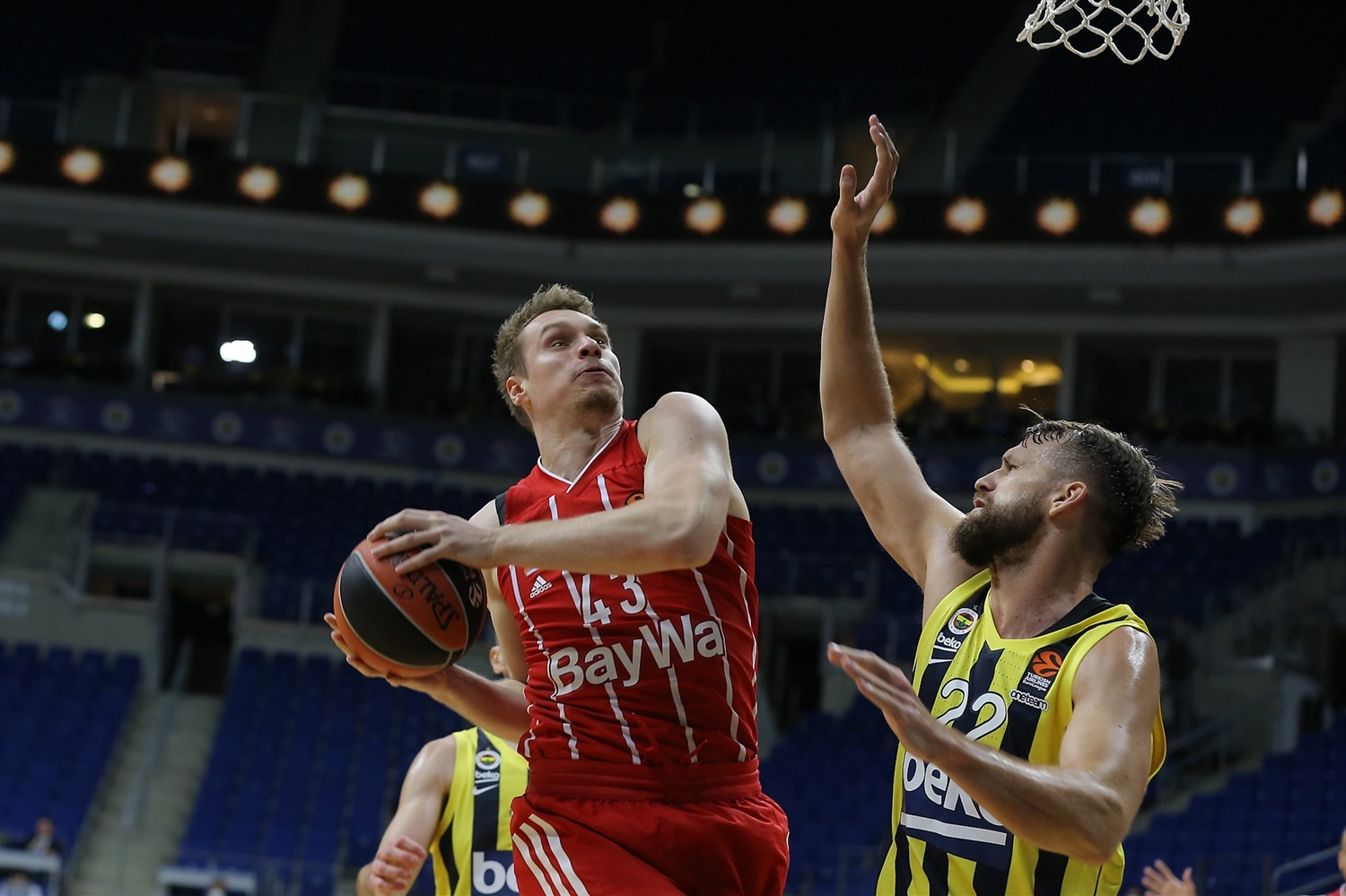 El Bayern gana al Fenerbahce con una gran remontada (71-75)