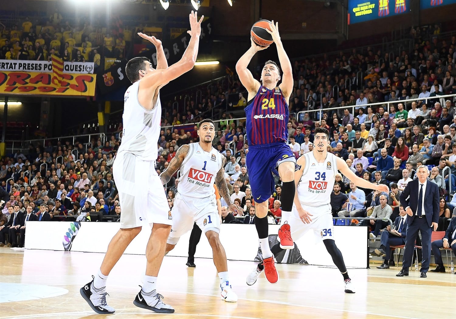 Victoria trabajada del FC Barcelona con un gran Hanga y un sólido trabajo coral (95-83)