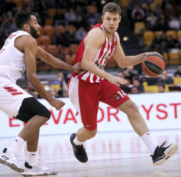 Anadolu Efes y Panathinaikos se interesan por Aleksandar Vezenkov