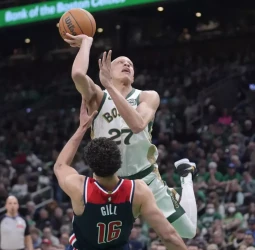 Aun sin titulares, los Celtics terminan la regular con victoria