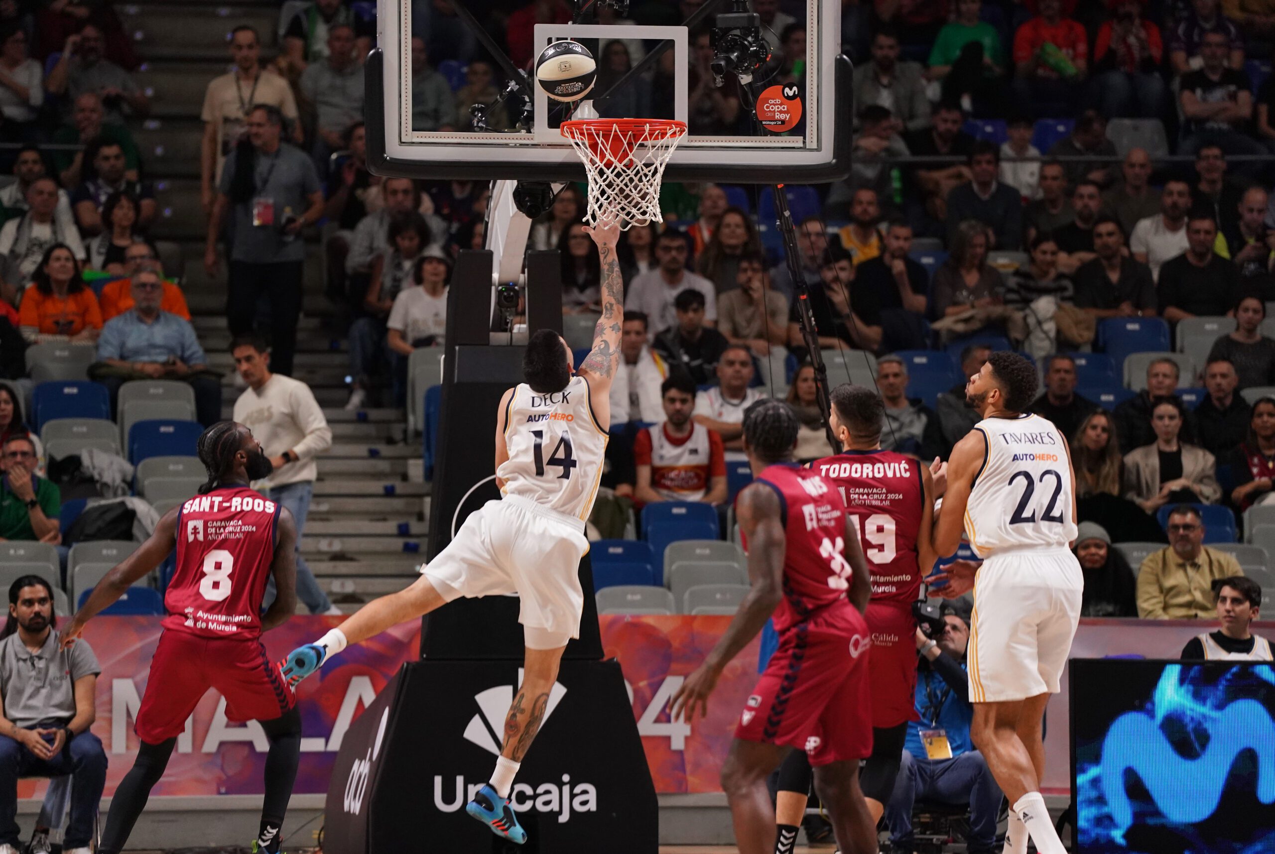Real Madrid ganó en la apertura de la Copa, 84-79