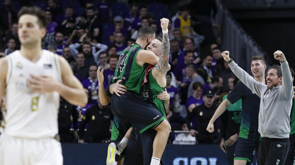 La Penya da la sorpresa en el último suspiro (83-86)