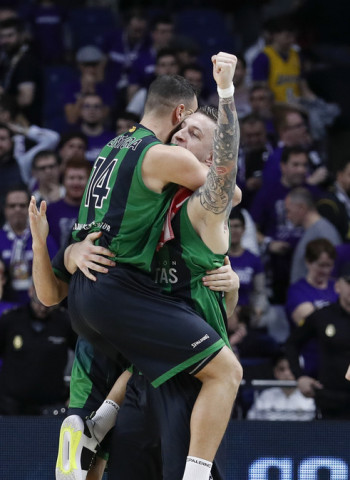 La Penya da la sorpresa en el último suspiro (83-86)