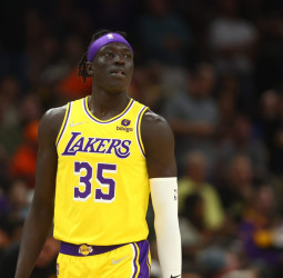 Wenyen Gabriel cambiará los Angeles Lakers por los Boston Celtics