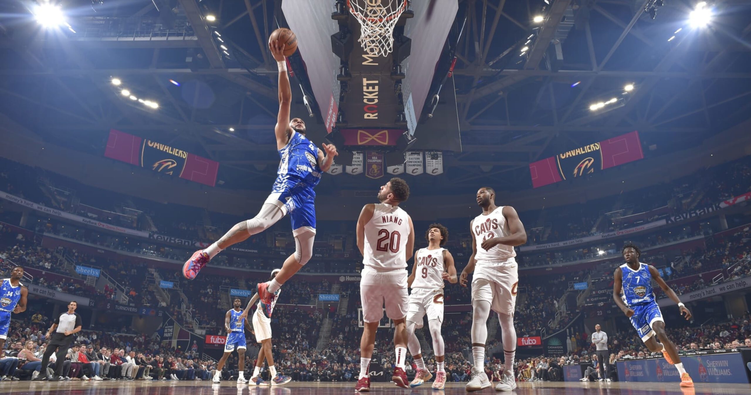 Los Lakers refuerzan su puesto de base con Quinndary Weatherspoon