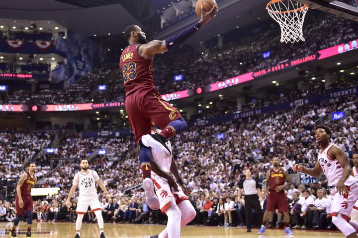Un LeBron descomunal lidera a los Cavaliers, Celtics remonta y gana