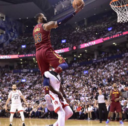 Un LeBron descomunal lidera a los Cavaliers, Celtics remonta y gana