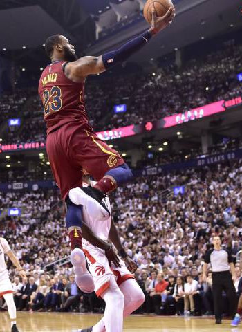 Un LeBron descomunal lidera a los Cavaliers, Celtics remonta y gana