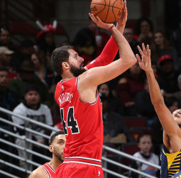 Show Markkanen-Mirotic, dominio de Howard y decisivo Antetokounmpo