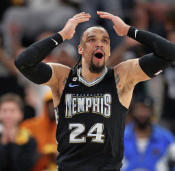 Dillon Brooks firma por los Houston Rockets