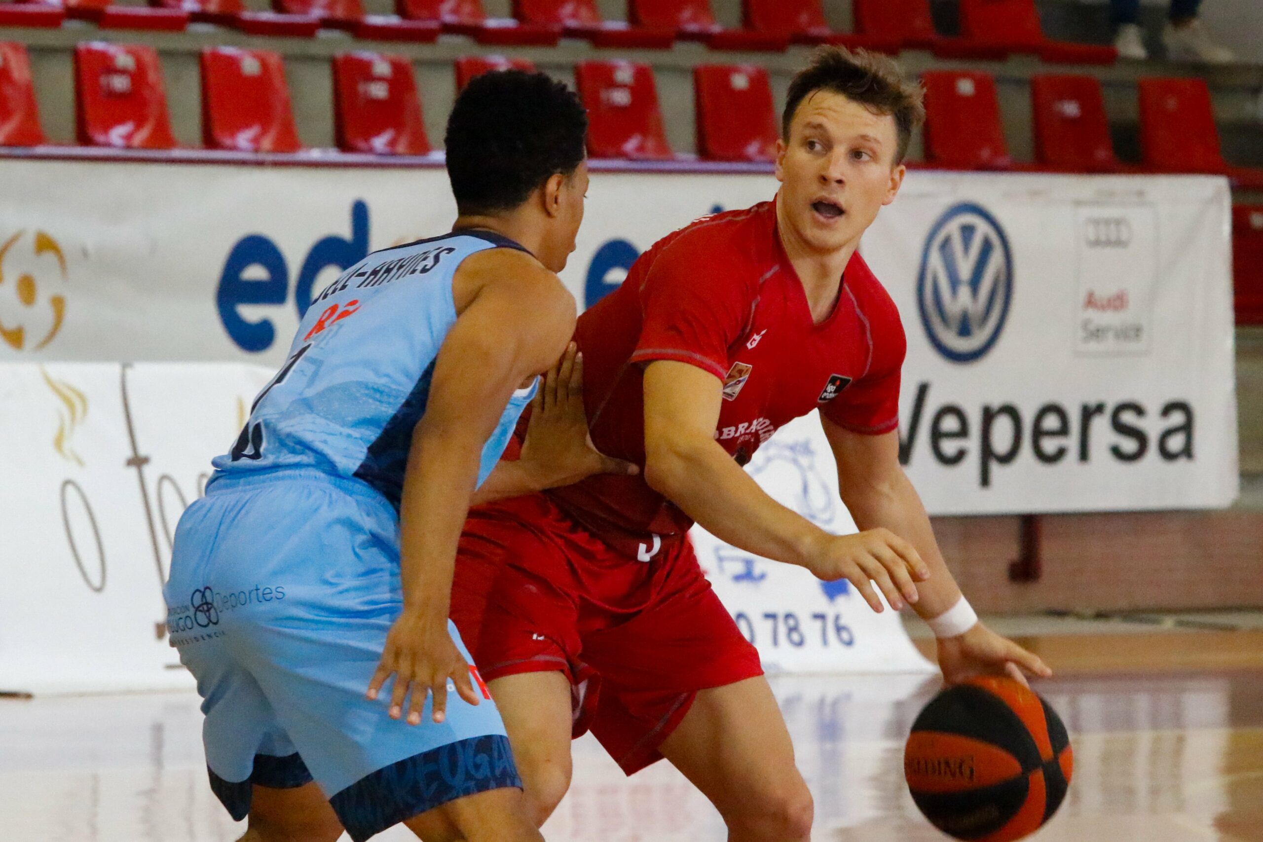 El lanzamiento exterior marca la diferencia a favor del Monbus Obradoiro (99-80)