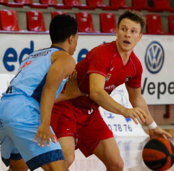 El lanzamiento exterior marca la diferencia a favor del Monbus Obradoiro (99-80)