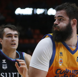 La quinta seguida llega con locura antes del parón ante Surne Bilbao Basket (100-84)