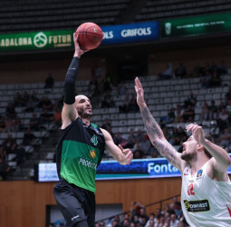 La Penya sabe sufrir para sumar la tercera victoria europea (82-77)
