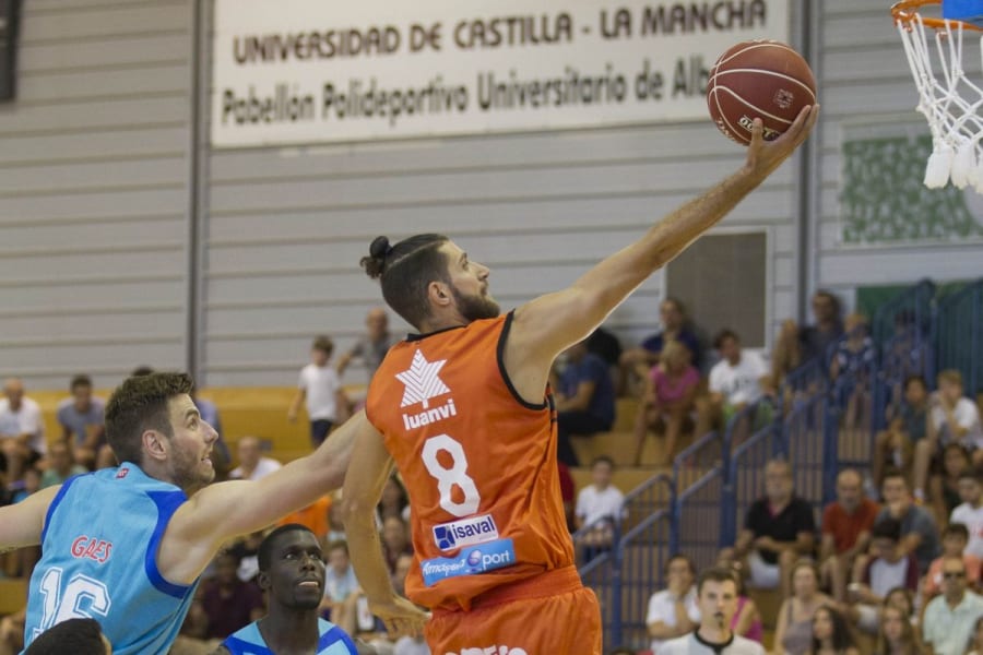 Tarde de estrenos y recuerdos en la puesta de largo en la Fonteta ante Movistar Estudiantes