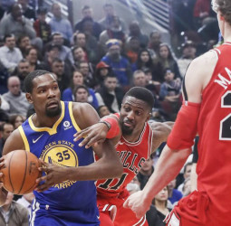 Curry y Thompson marcan el ritmo de Warriors, Teodosic hace magia