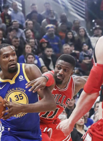 Curry y Thompson marcan el ritmo de Warriors, Teodosic hace magia