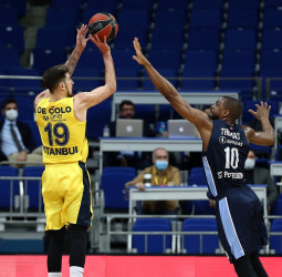 De Colo impulsa al Fenerbahce a su novena victoria consecutiva (92-84)