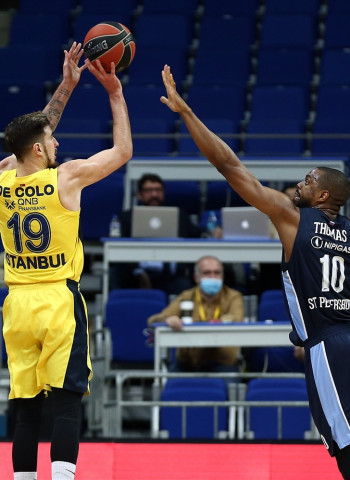 De Colo impulsa al Fenerbahce a su novena victoria consecutiva (92-84)