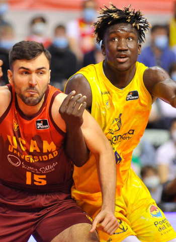 UCAM Murcia, con su vendaval final, se acerca a las eliminatorias (86-75)