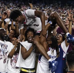UConn axfisía a los San Diego para ganar la NCAA, 76-59