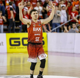 El Baxi Manresa da un paso más a los playoffs, 90-81