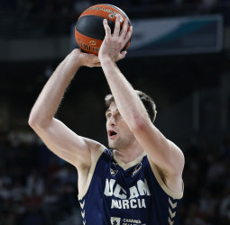 Dustin Sleva, cerca del Zalgiris Kaunas