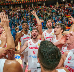 España celebra su clasificación en una Huelva entregada (84-72)