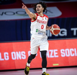 Shane Larkin ya se hace notar con Turquía