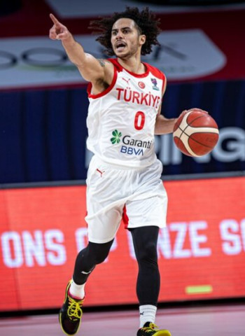 Shane Larkin ya se hace notar con Turquía