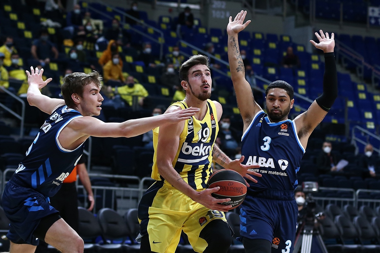 El Fenerbahce encadena su 10ª victoria consecutiva ante el ALBA Berlín (89-84)