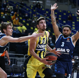 El Fenerbahce encadena su 10ª victoria consecutiva ante el ALBA Berlín (89-84)