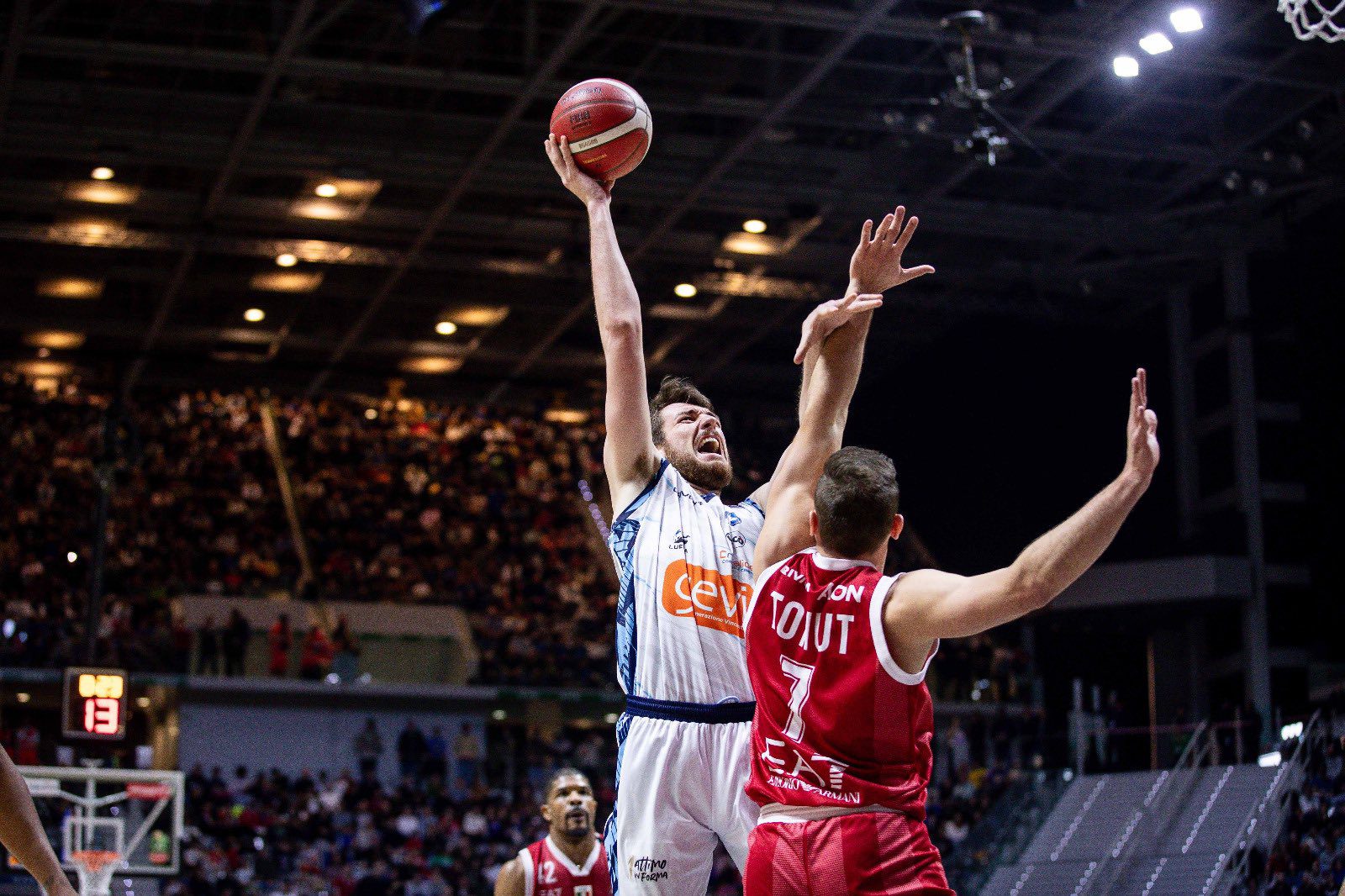 La "Generazione Vincente" de Nápoles emerge victoriosa superando al Olimpia Milano (72-77)