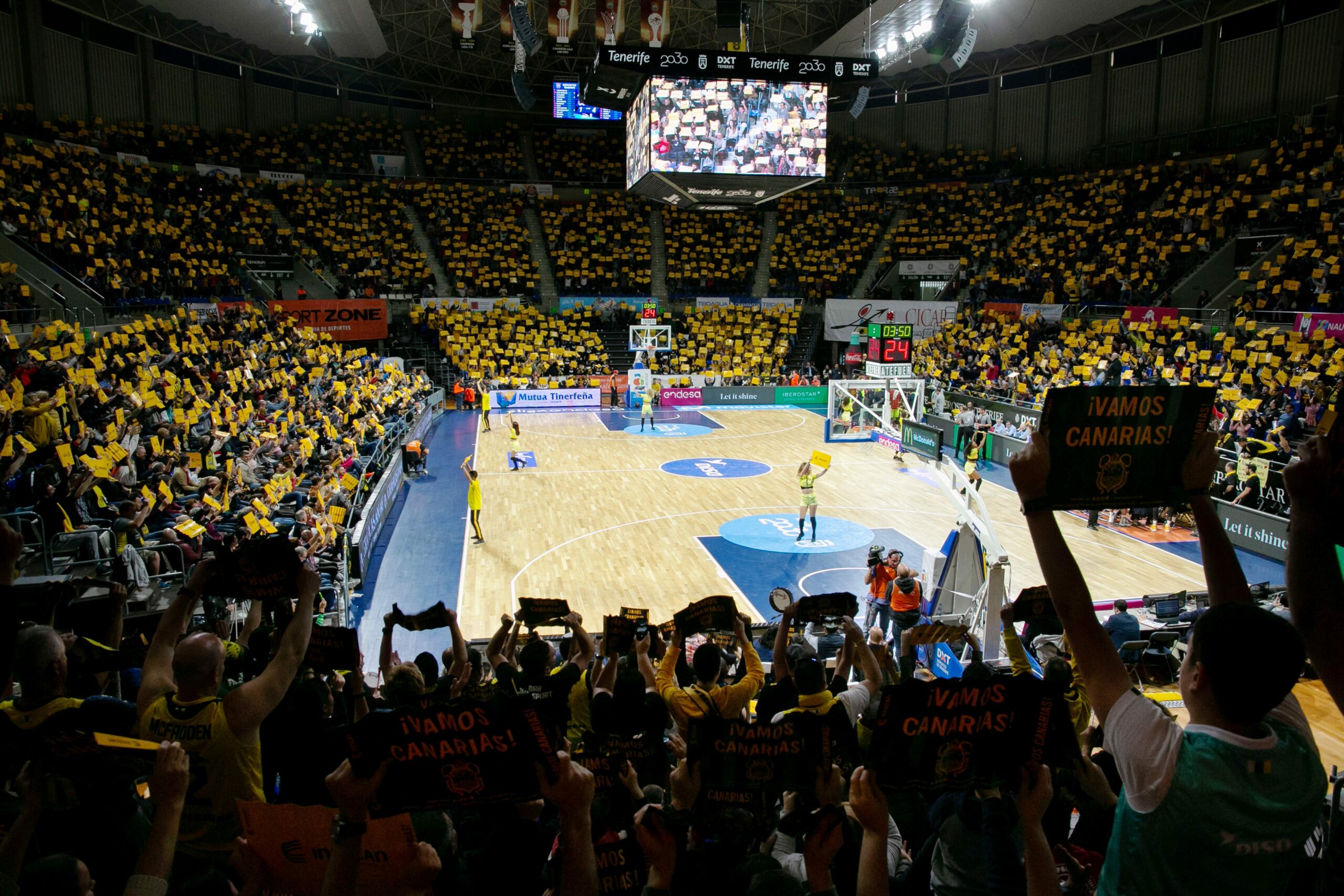Cita imperdible en el Santiago Martín. ¡Tarde de derbi!