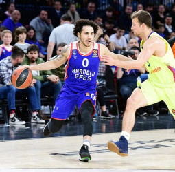 El Barcelona se deja la cuarta plaza ante Shane Larkin (92-70)