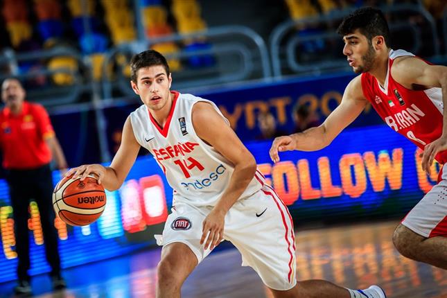 España derrota a Irán para pasar a cuartos