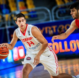 España derrota a Irán para pasar a cuartos