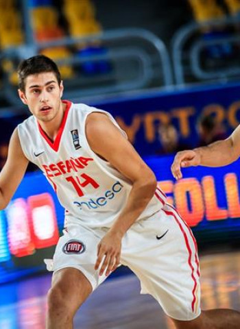 España derrota a Irán para pasar a cuartos