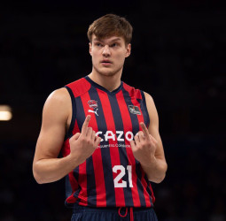Maik Kotsar se va a la baloncesto japonés