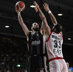 La Virtus Bolonia se estrena y empata la final italiana, 72-64 [1-1]