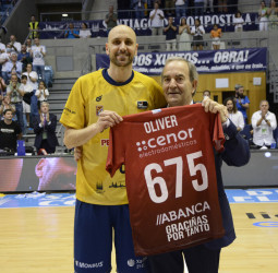 Monbus Obradoiro firma el homenaje "casi" perfecto a Albert Oliver (85-89)
