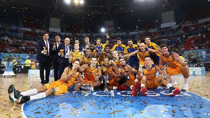 El Herbalife Gran Canaria soprende al Barça y se lleva la Supercopa (79-59) sin pasar apuros