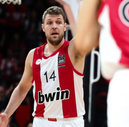 Olympiacos celebra su centenario con una contundente victoria sobre Partizan, 82-70