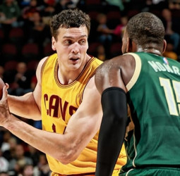 Los Cavaliers traspasan a Sasha Kaun a los Philadelphia Sixers