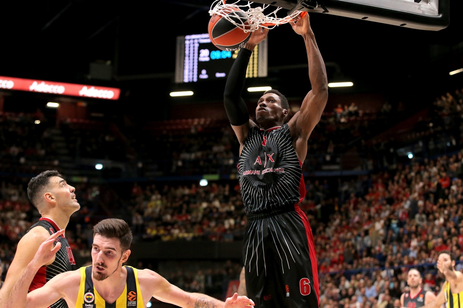 El Armani Milán se aprovecha del mal momento del Fenerbahce (87-74)