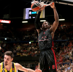 El Armani Milán se aprovecha del mal momento del Fenerbahce (87-74)