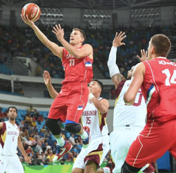 Serbia mete una marcha más en el segundo cuarto para vencer a Venezuela (86-62)
