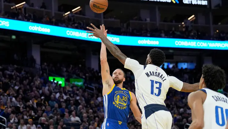 Curry lidera a los Warriors sobre los Mavericks, 102-126